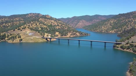 Antena-De-Drones-De-área-Recreativa-Con-Lago