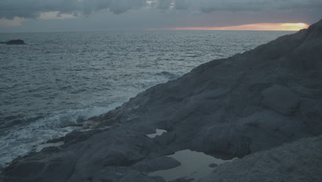 Bewölkter-Sonnenuntergang-Auf-Einer-Klippe-4k