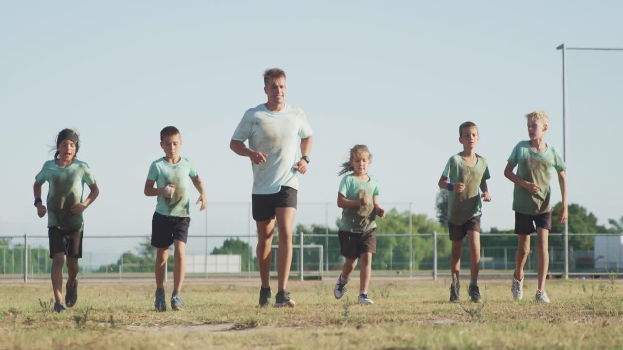 부트 캠프에서 훈련하는 백인 어린이 그룹