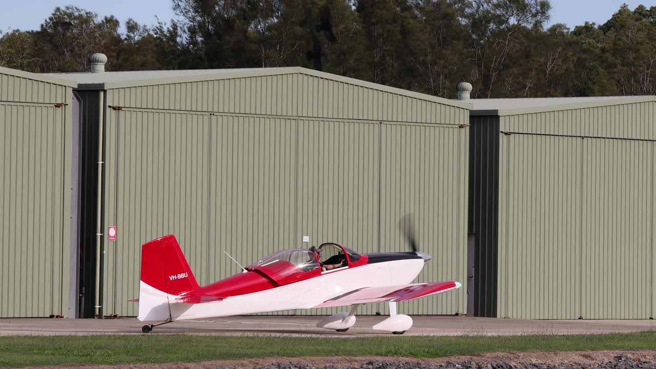 항공기는 이륙을 위해 활주로를 따라 가속됩니다.