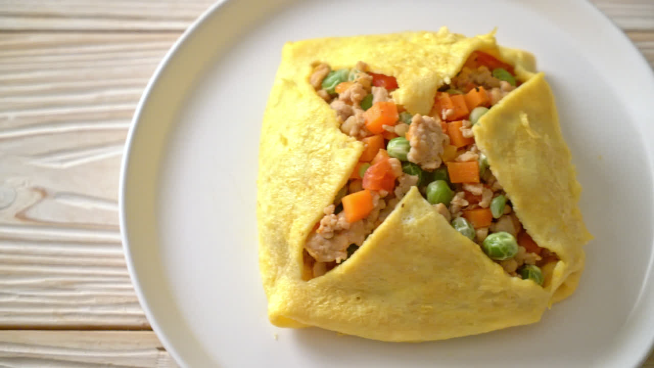 envoltura de huevo o huevo relleno con carne de cerdo picada y verduras