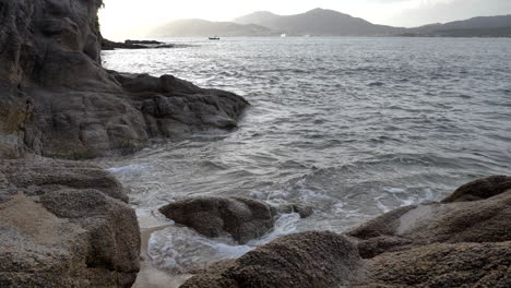 Las-Olas-Se-Hinchan-Contra-La-Costa-Rocosa,-El-Paisaje-Marino-Ambiental