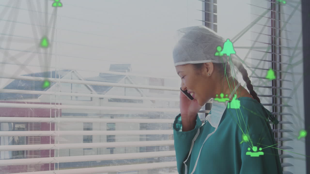 미디어 아이콘 위에 스마트폰을 가진 아시아 여성 의사의 애니메이션