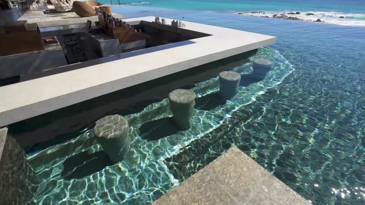 bar en la alberca infinity con vista al mar en el resort frente al mar