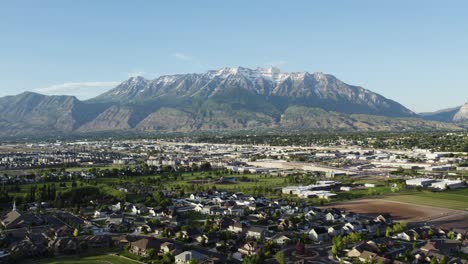 subdivisiones de vecindario de utah en crecimiento para montar los picos nevados de timpanogos