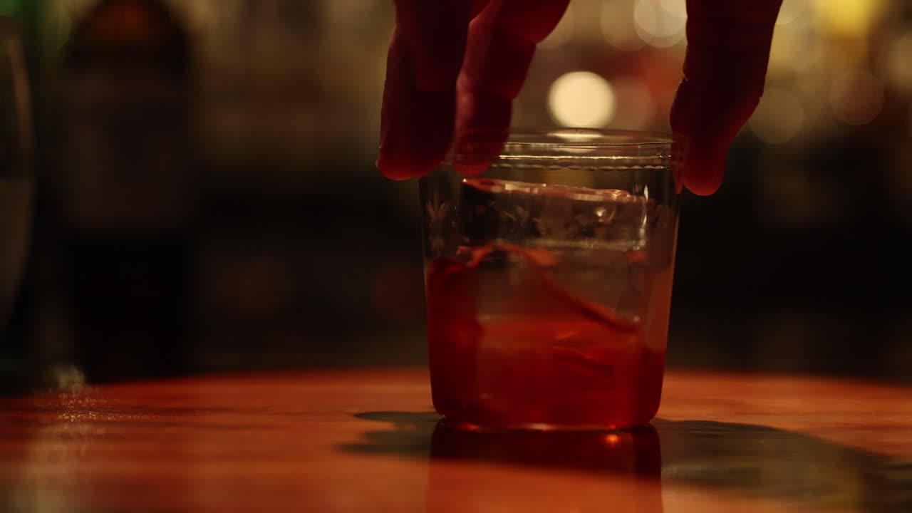 secuencia de una bebida siendo agitada en una barra