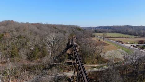 tiro aéreo empurrando em direção ao fim do papa lamber ponte ferroviária em louisville kentucky em uma tarde ensolarada