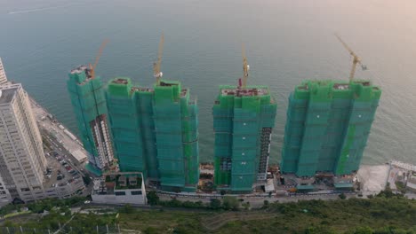 Sitio-De-Construcción-Cerca-Del-Agua-Durante-El-Día,-Vista-Desde-Un-Dron