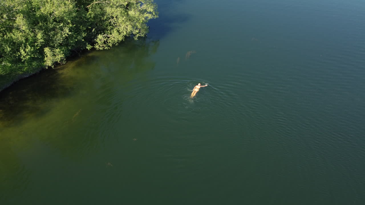 호수 에서 수영 하는 사람