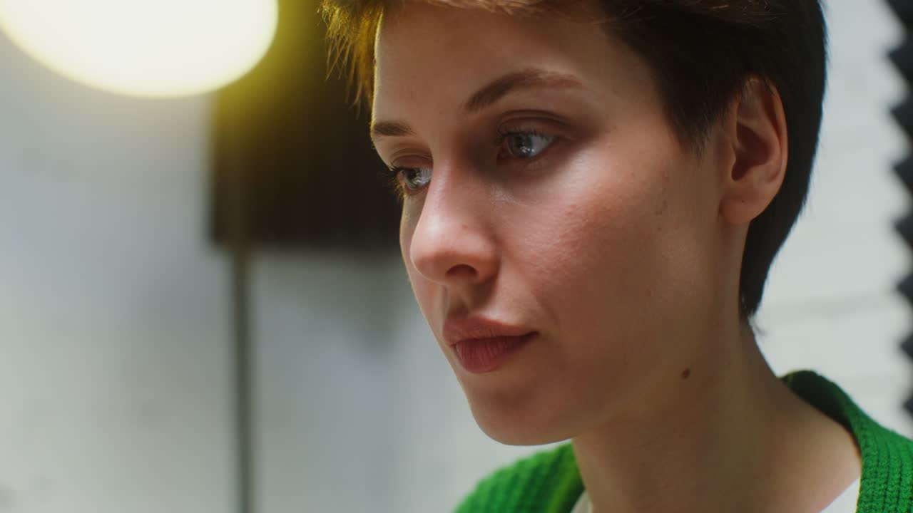 mujer en vista de perfil