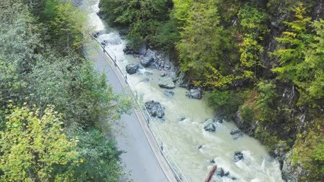 Wasserstrom-Mit-Felsigen-Kaskaden-Entlang-Der-Bergstraße