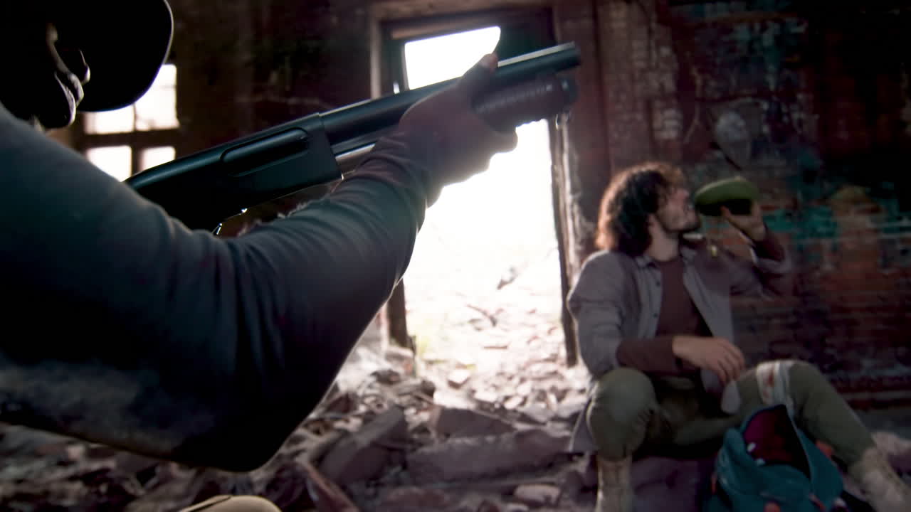 휴식을 취하고 실내에서 물을 마시는 남자