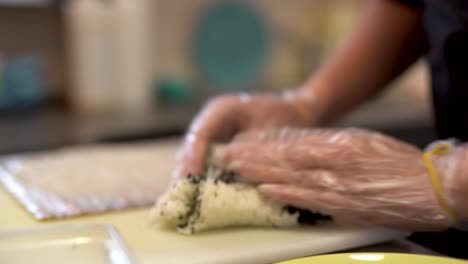 un video de cerca de la preparación del arroz por el cocinero