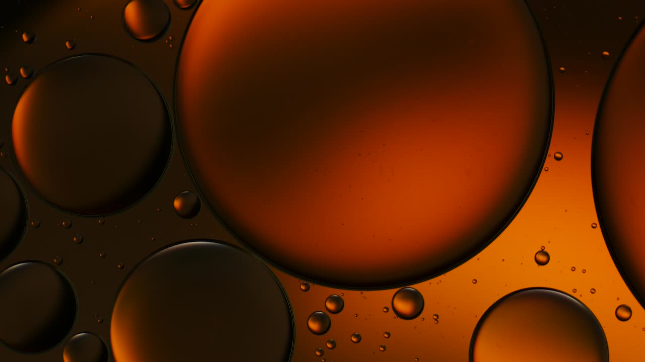 물 위에 떠다니는 기름방울의 다채로운 예술적.