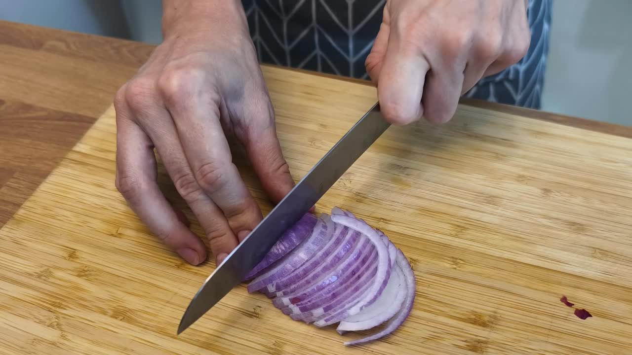 cortar las cebollas rojas