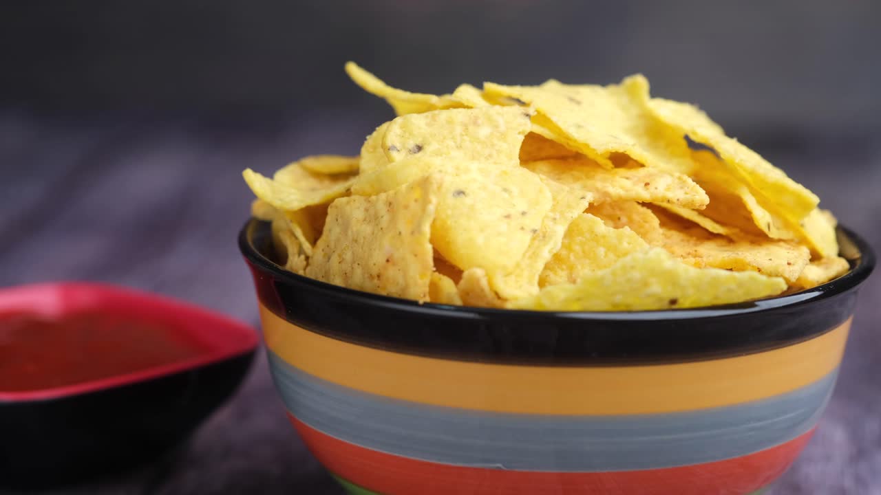 Chip di tortilla in una ciotola