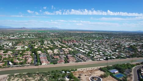 Drohnenaufnahmen-Kippen-über-Den-Kanal-Von-Arizona,-Scottsdale,-Arizona