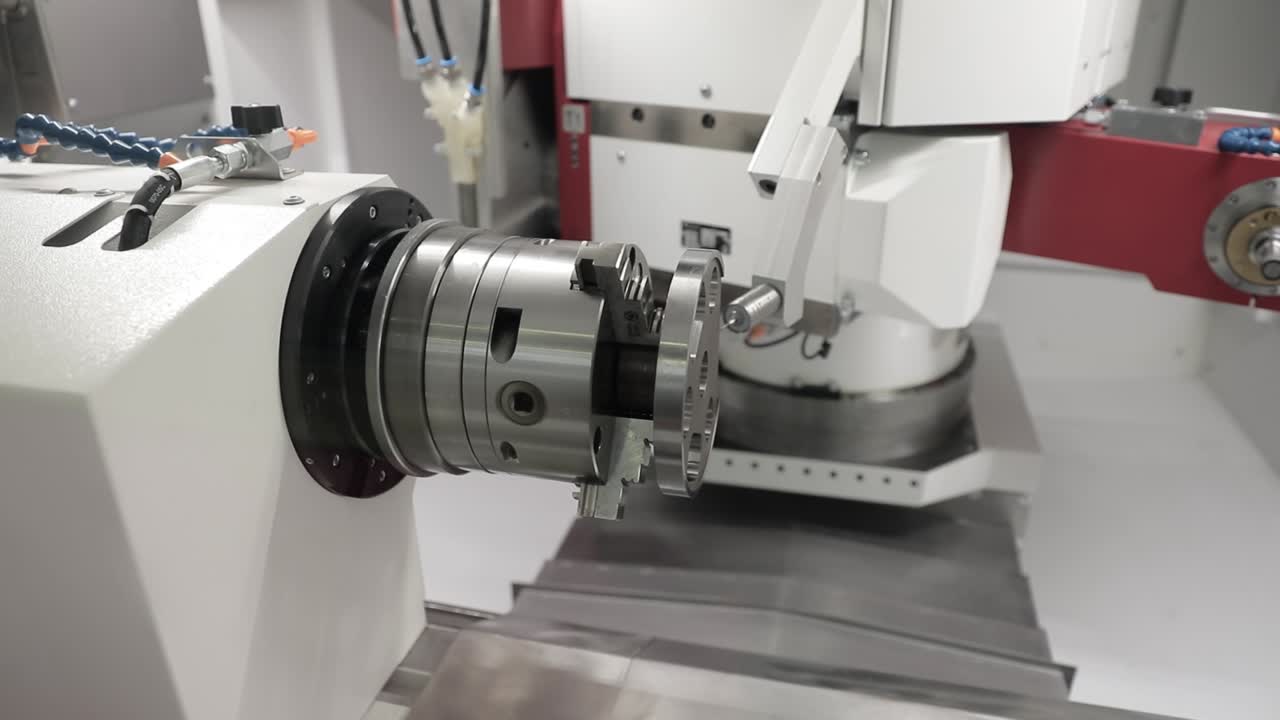 lavorazione dei metalli macchina di fresatura cnc. taglio del metallo tecnologia di lavorazione moderna.