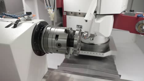 máquina de fresado cnc para metalurgia. corte de metal tecnología de procesamiento moderna.