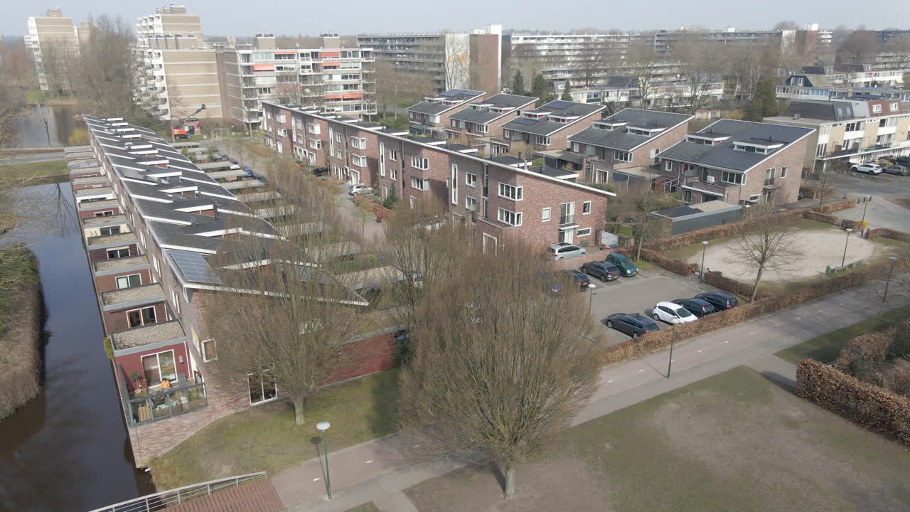 작은 교외 동네에 있는 집들