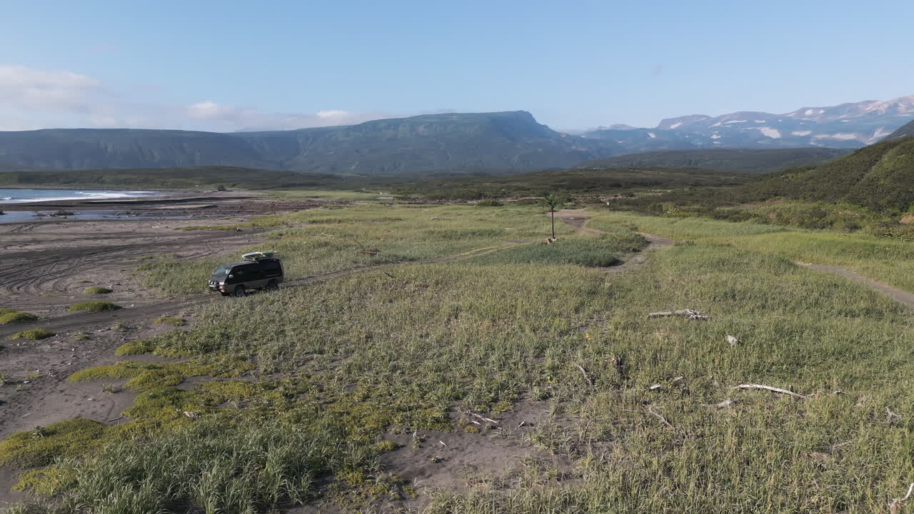 캠퍼밴이 시골 지역으로 향하는 아름다운 자연 배경