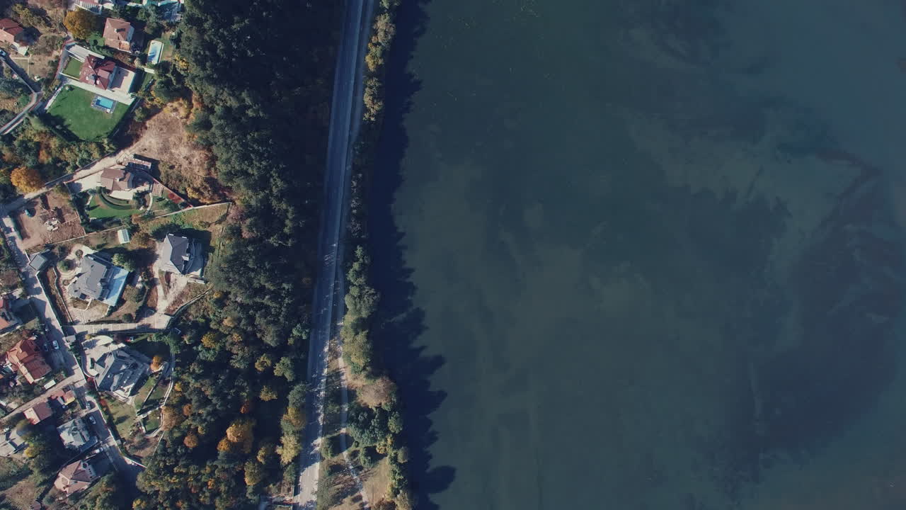 호수에서 마을과 산으로