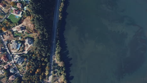 lago a ciudad y montaña