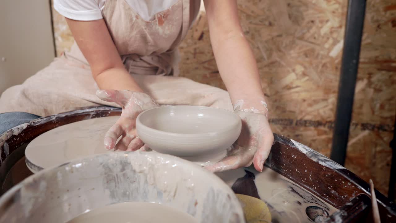 도자기 바 에 그 을 만드는 여자