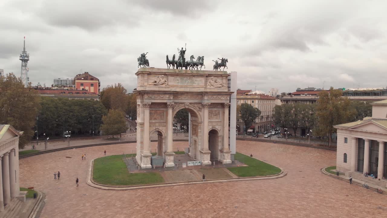 puerta de la ciudad de milán, porta sempione, toma aérea