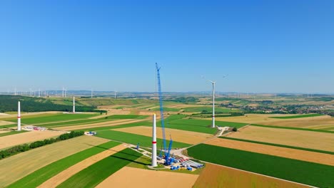 vista panorámica de un parque eólico en construcción en austria - toma de avión no tripulado