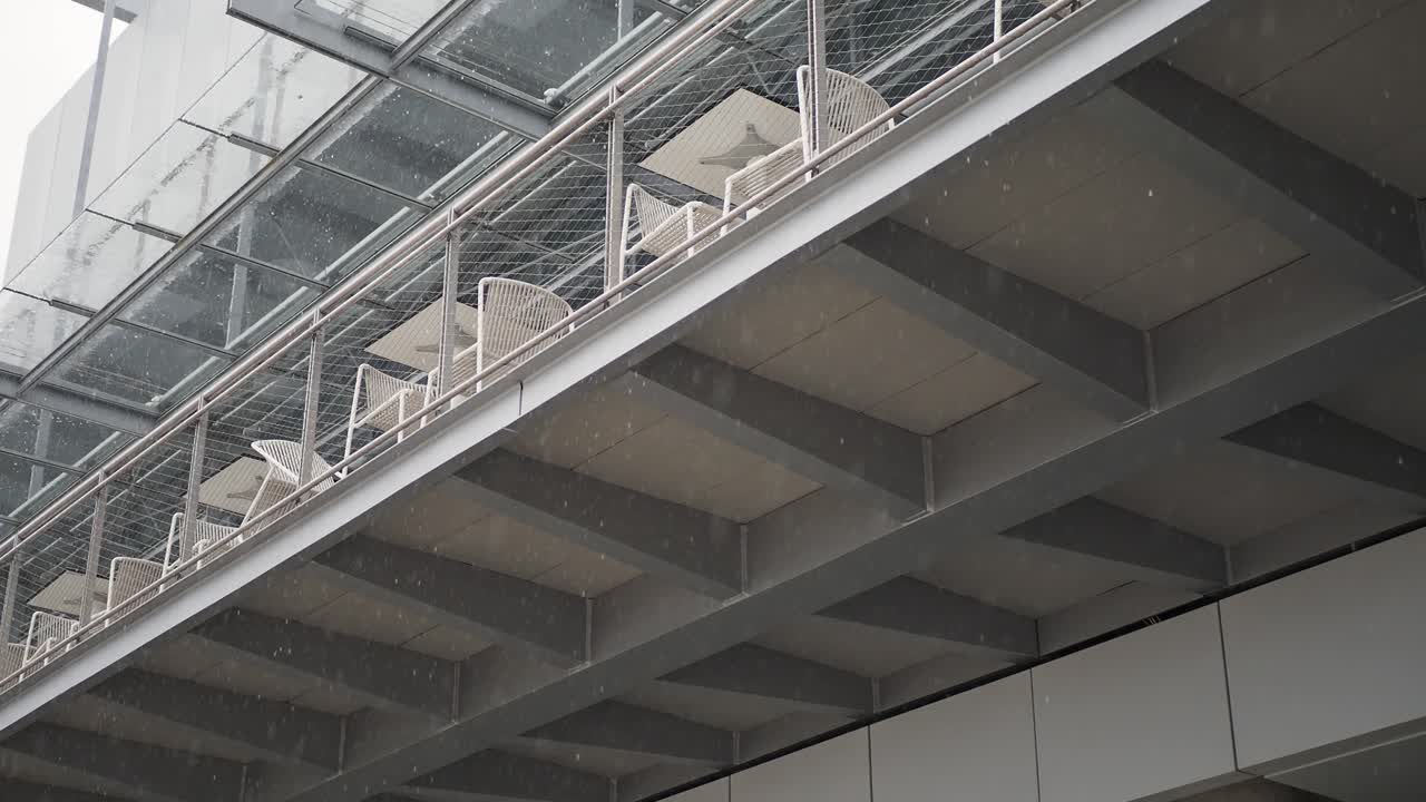 금속과 유리로 된 현대 건물 외관