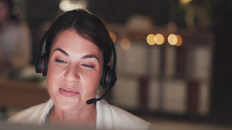 centro de llamadas, explicar o feliz mujer en telecomunicaciones