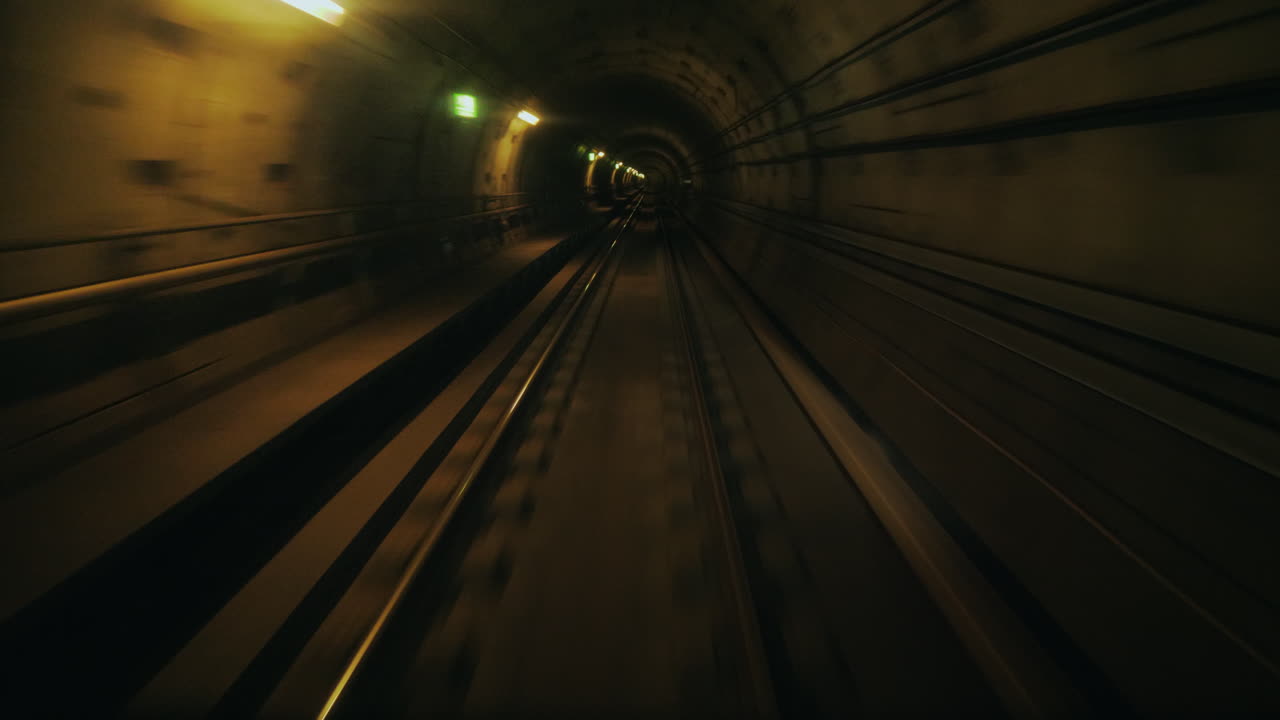 viajar en un vagón de metro sin conductor - vista desde el primer vagón hasta el túnel