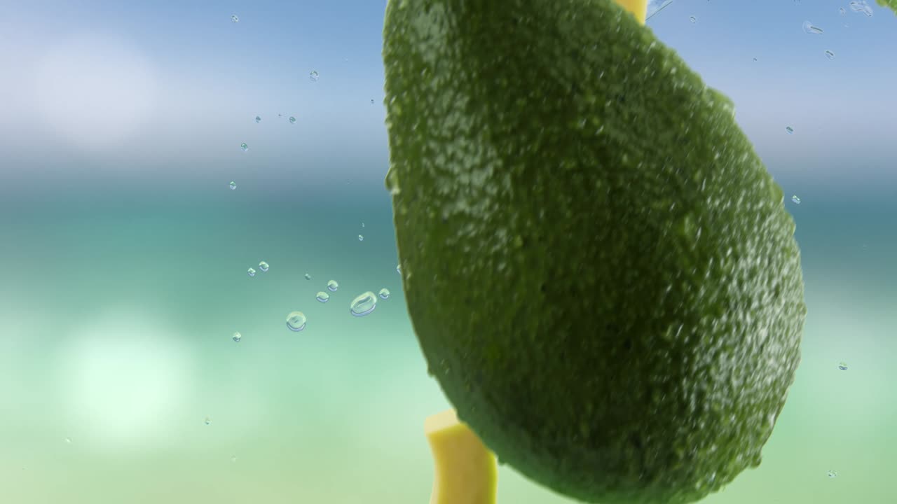 해변 배경에 떨어지는 조각과 스플래시와 함께 아보카도