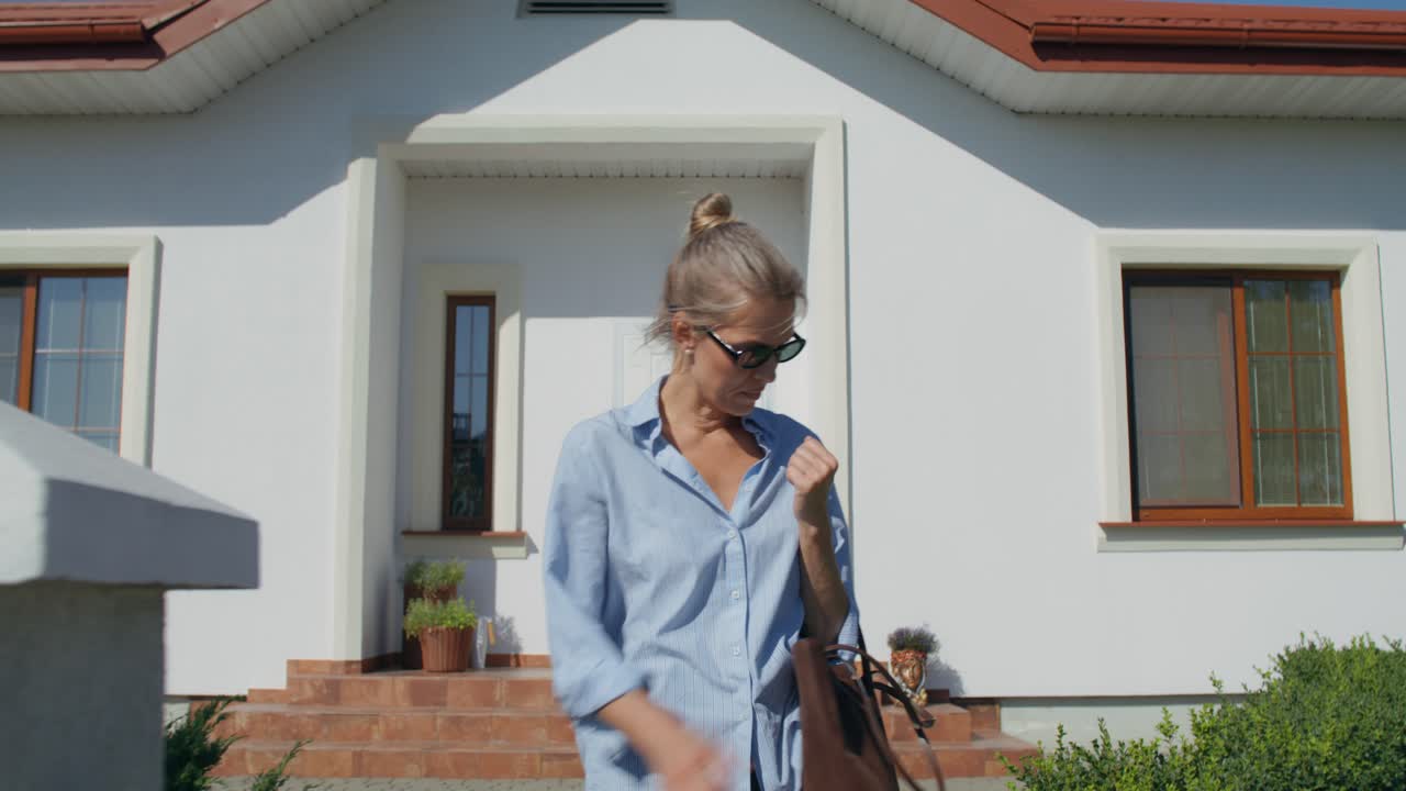 Donna che lascia la Casa Bianca