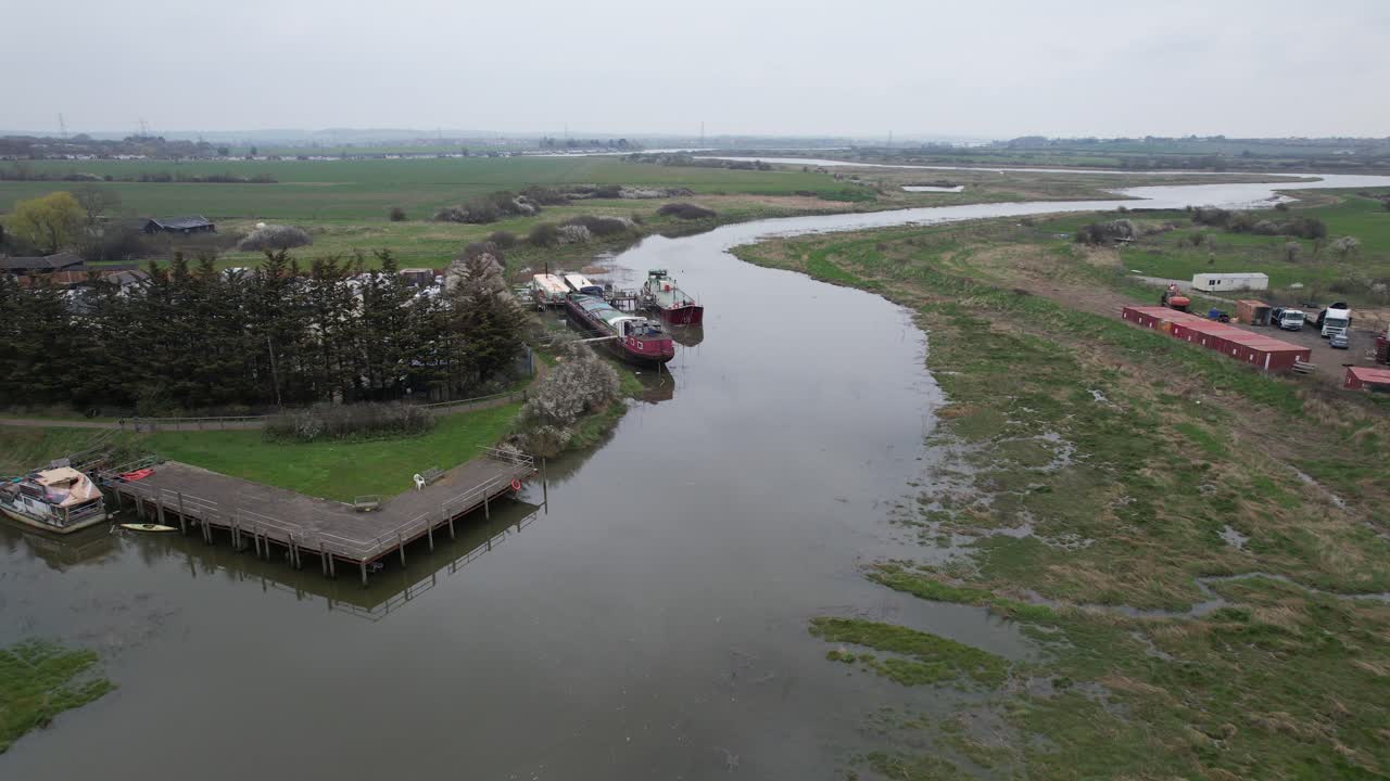 río crouch essex inglaterra cerca de battlebridge imágenes de drones aéreos 4k