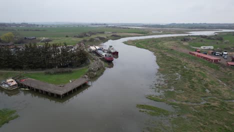 Río-Crouch-Essex-Inglaterra-Cerca-De-Battlebridge-Imágenes-De-Drones-Aéreos-4k