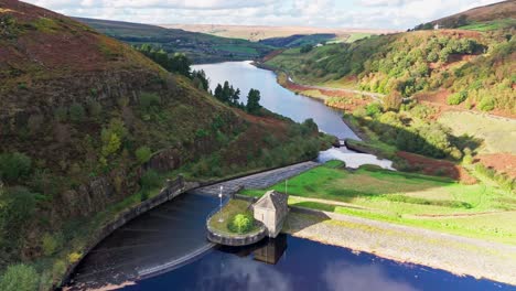 Vídeo-Aéreo-De-Drones-De-La-Hermosa-Campiña-Inglesa,-Paisaje-Salvaje-Que-Muestra-Páramos-Cubiertos-De-Brezo,-Grandes-Lagos-Y-Agua-Azul