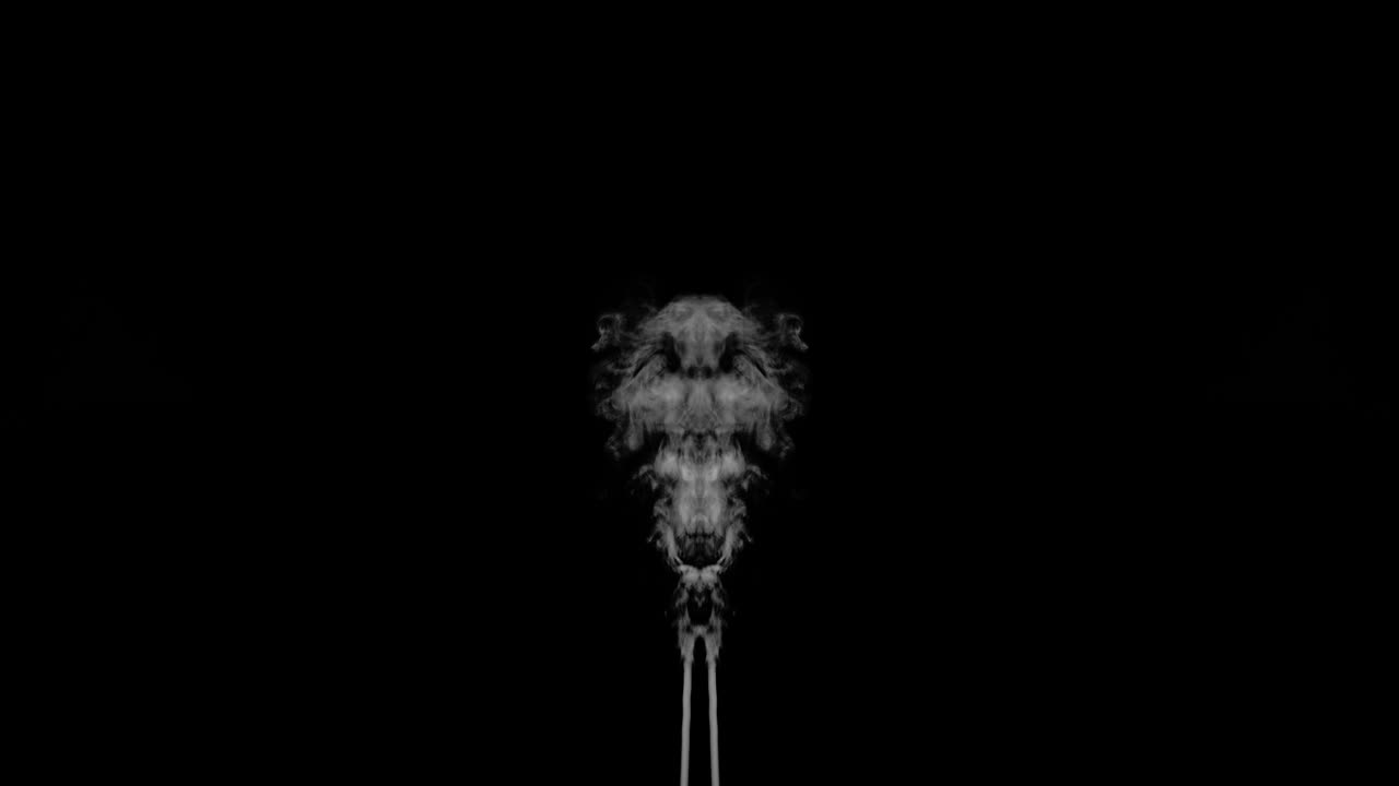 plano medio de un chorro de humo delgado y reflejado a medida que se mueve hacia arriba desde el centro del marco y crea una nube de forma única