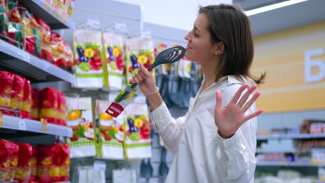 mujer cantando en una tienda de comestibles
