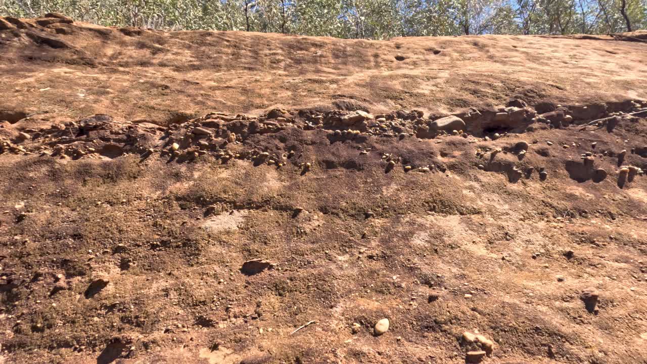 erosión secuencial de una cara de roca de piedra arenisca