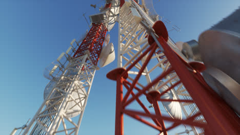 Toma-En-Bucle-De-Una-Cámara-Que-Sube-A-Lo-Largo-De-Las-Torres-De-Antena.-Vista-Infinita-Desde-La-Subida-Al-Mástil-De-Comunicación-O-Torre-De-Comunicación-Por-Radio.-Tecnología-3g,-4g,-Transmisión,-Televisión.-4k