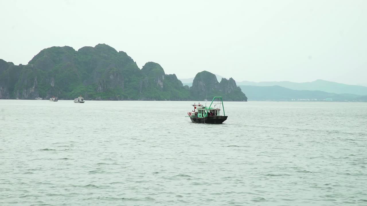 베트남 어선 할롱 베이 (halong bay)