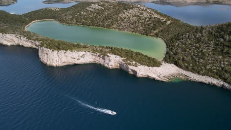 Lago-Mir-De-Agua-Salada-En-La-Isla-Dugi-Otok-En-El-Parque-Nacional-Kornati-De-Croacia