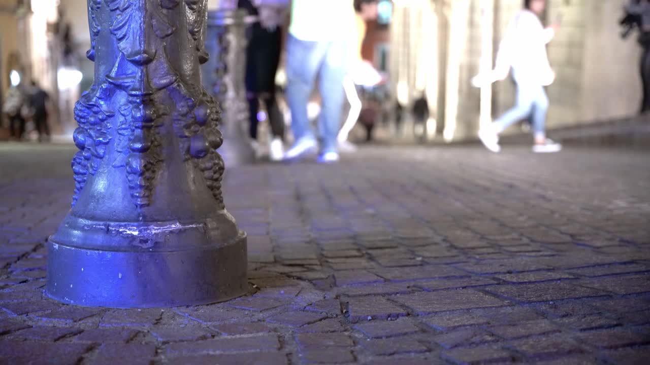 Persone che camminano nelle strade del centro di Guanajuato di notte.
