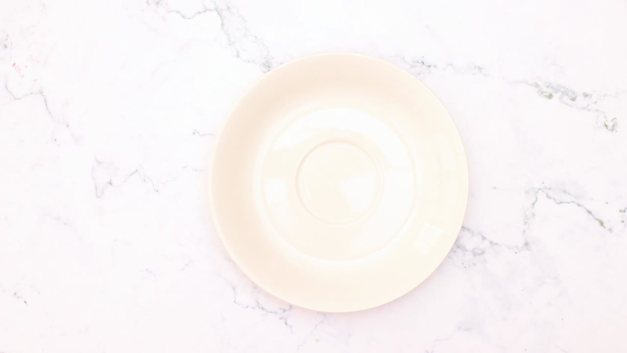 초록색 접시에 맛있는 초콜릿 도을 조각별로 먹고 있습니다.