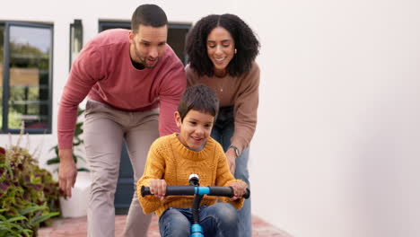 padres, niño y aprendiendo a andar en bicicleta