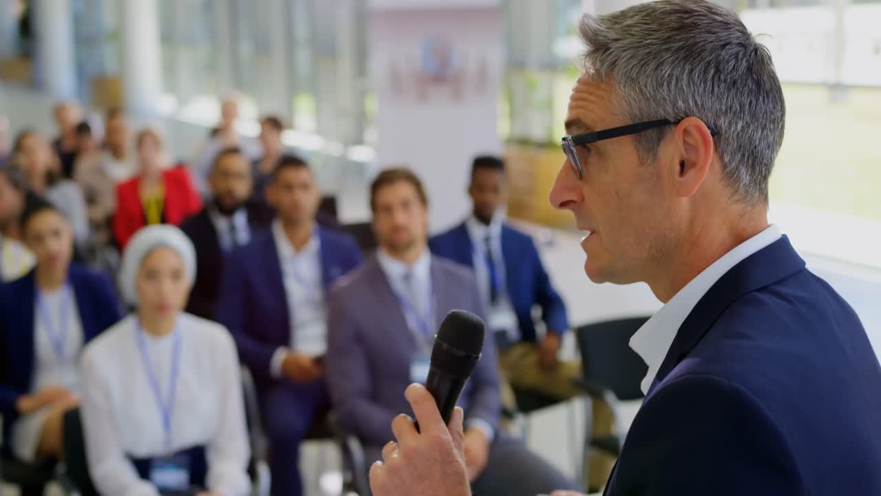 Relatore caucasico che interviene a un seminario aziendale 4k