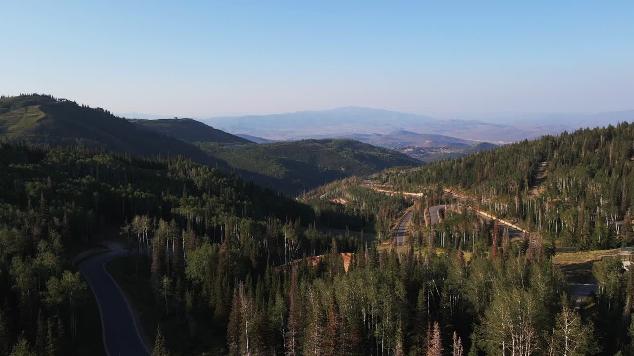 una carretilla aérea hacia adelante sobre la sinuosa carretera de montaña en guardsman pass, utah
