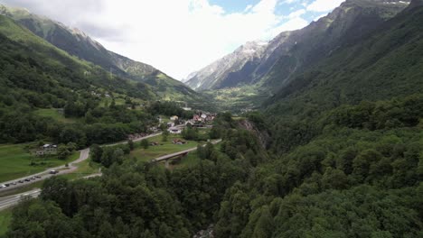 hermoso panorama alpino con un pequeño pueblo junto a la carretera del paso de montaña